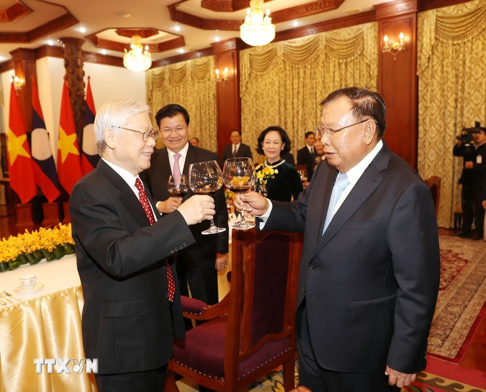 Tổng Bí thư, Chủ tịch nước Lào Bounhang Volachith nâng cốc chúc mừng Tổng Bí thư, Chủ tịch nước Nguyễn Phú Trọng. (Ảnh: Trí Dũng/TTXVN)