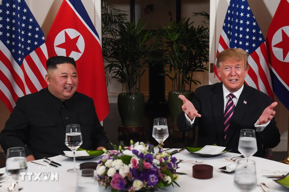 Tổng thống Mỹ Donald Trump (phải) và Chủ tịch Triều Tiên Kim Jong-un dùng bữa tối thân mật ở Hà Nội ngày 27/2. (Ảnh: AFP/TTXVN)