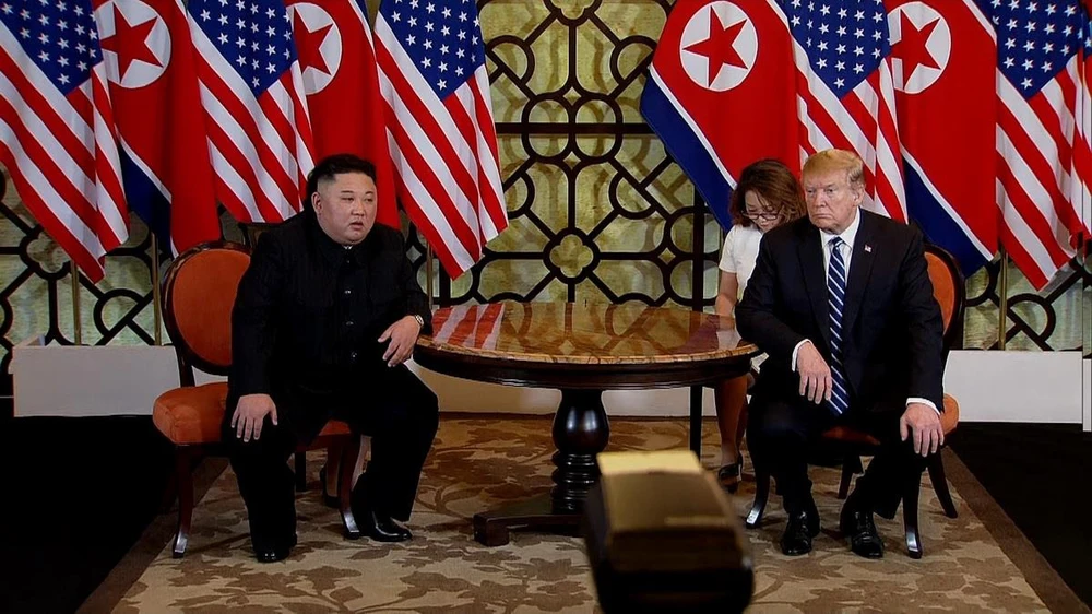 Tổng thống Mỹ Donald Trump và Chủ tịch Triều Tiên Kim Jong-un tại cuộc gặp. (Ảnh: TTXVN)
