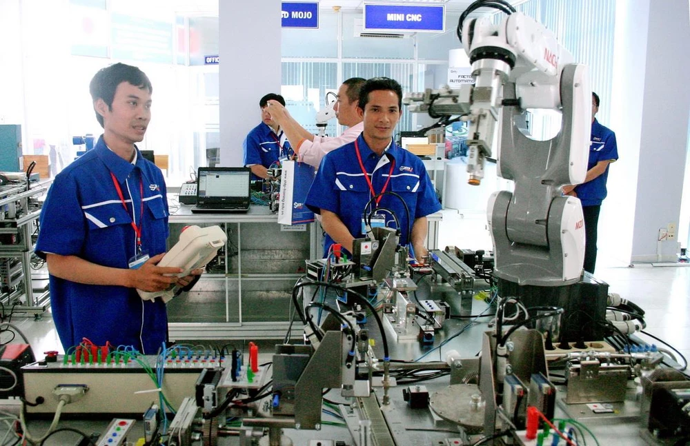 Xưởng thực hành tự động hóa với nhiều robot hiện đại tại Khu công nghệ cao TP.HCM. (Ảnh: Tiến Lực/TTXVN)