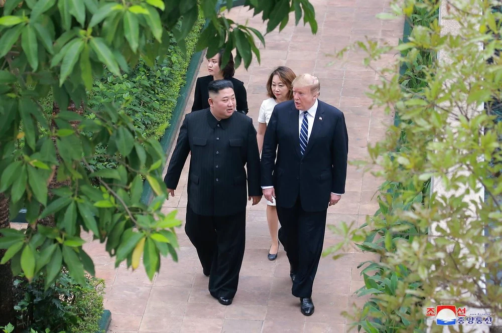 Tổng thống Mỹ Donald Trump (phải) và Chủ tịch Triều Tiên Kim Jong-un tại hội nghị thượng đỉnh Mỹ-Triều lần hai ở Hà Nội ngày 28/2 vừa qua. (Ảnh: Yonhap/TTXVN)