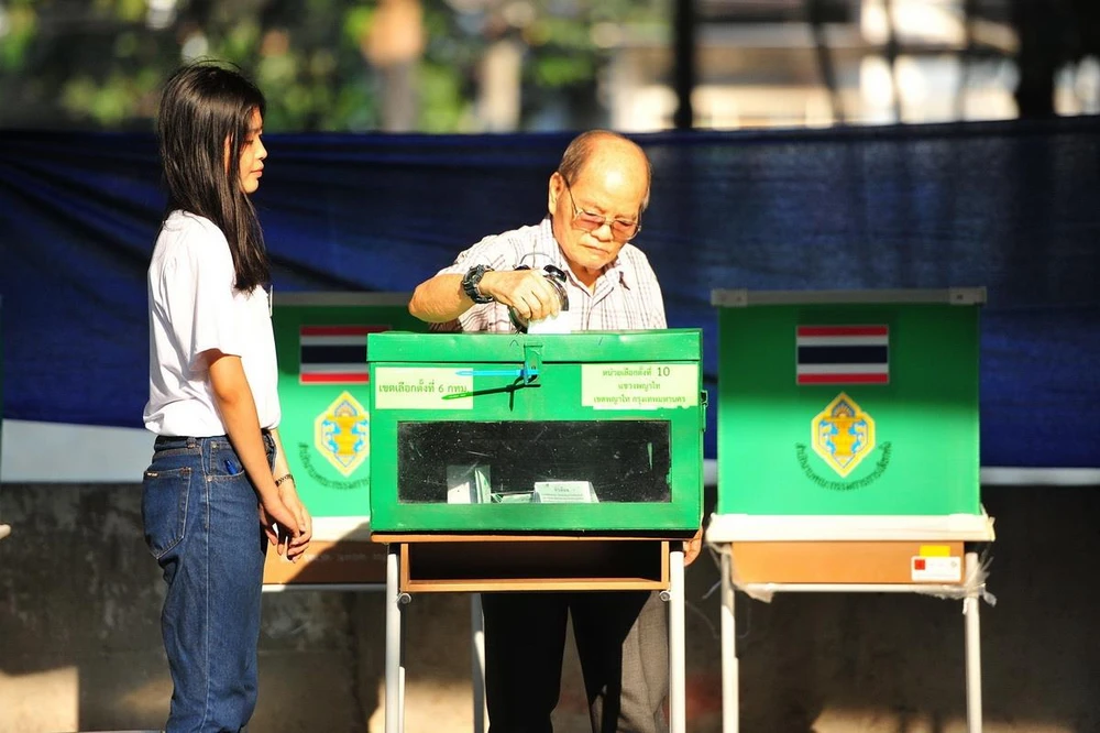 Cử tri bỏ phiếu tại một điểm bầu cử ở Bangkok của Thái Lan, ngày 24/3. (Ảnh: THX/TTXVN)