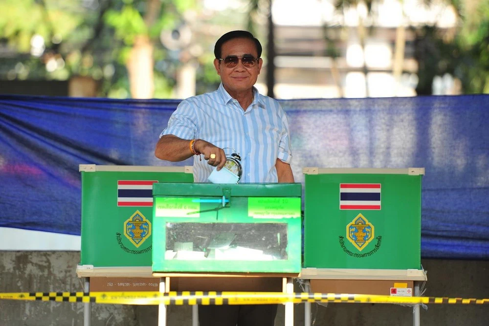 Thủ tướng Thái Lan Prayut Chan-o-cha bỏ phiếu tại một điểm bầu cử ở Bangkok ngày 24/3. (Ảnh: THX/TTXVN)