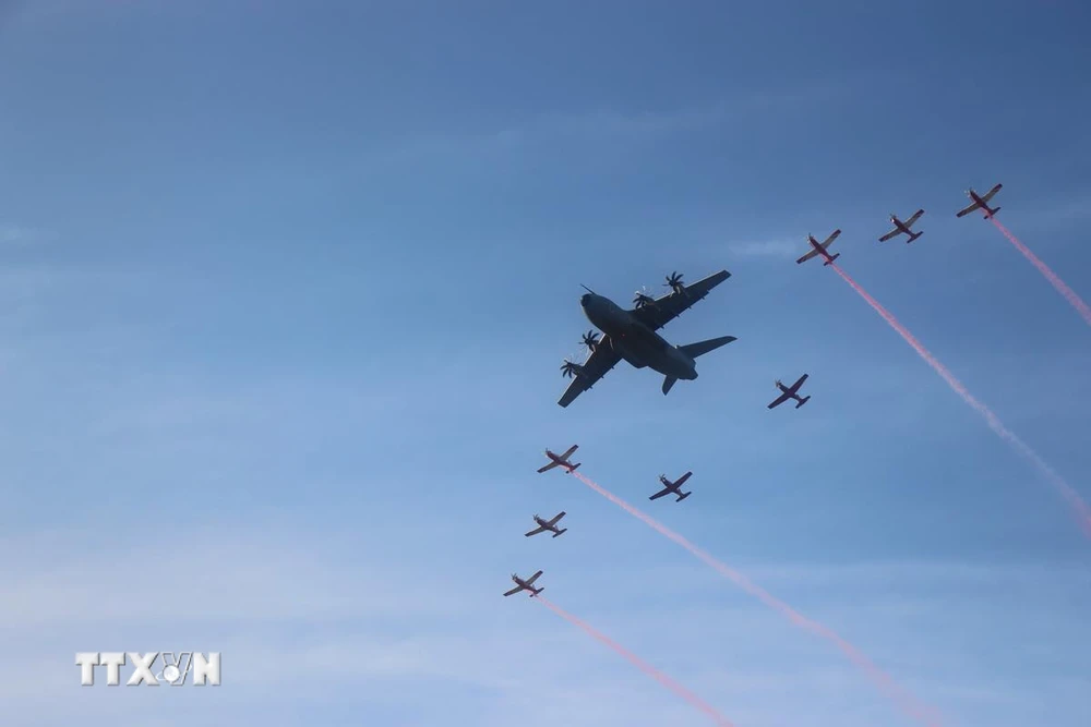 Bay đội hình máy bay ném bom và máy bay cường kích được trình diễn trong lễ khai mạc. (Ảnh: Hà Ngọc/TTXVN)