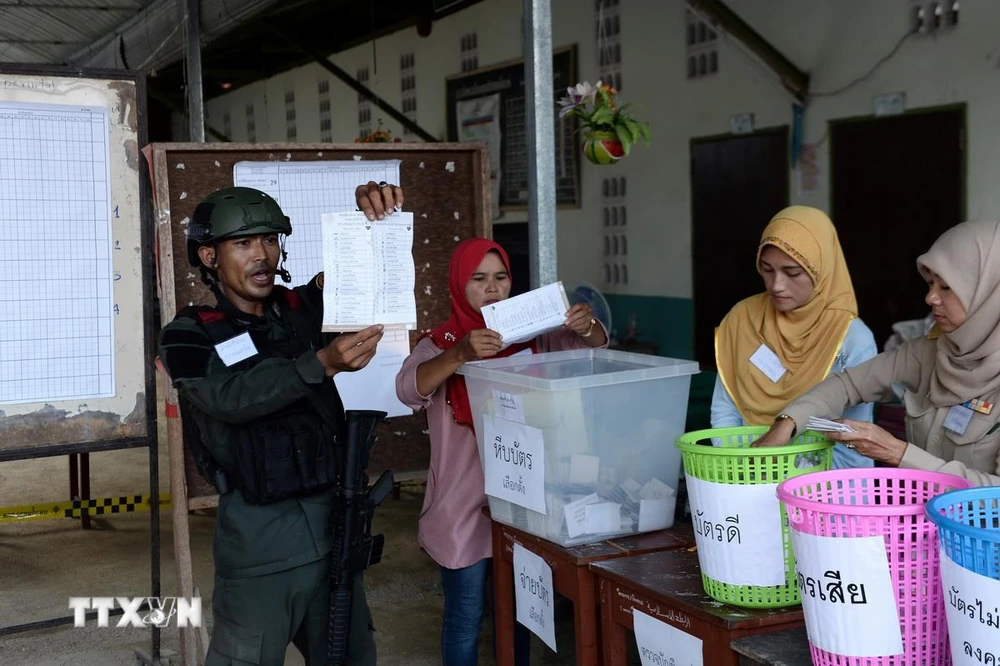 Nhân viên an ninh và nhân viên bầu cử Thái Lan kiểm kết quả bỏ phiếu tại một điểm bầu cử ở Narathiwat ngày 24/3. (Ảnh: AFP/TTXVN)