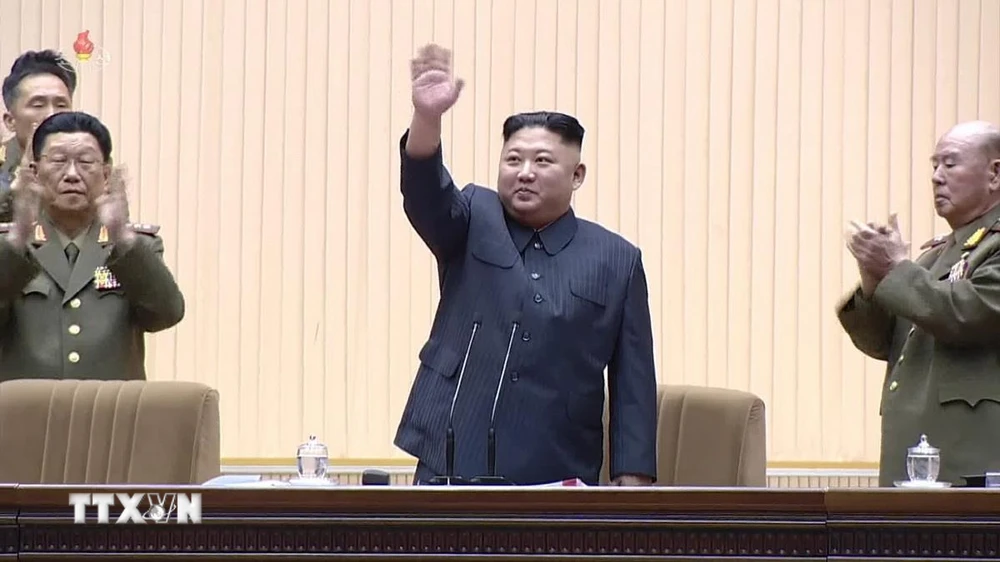 Nhà lãnh đạo Triều Tiên Kim Jong-un (giữa) chủ trì hội nghị lần thứ năm các chỉ huy trung đội và chính trị viên của Quân đội Nhân dân Triều Tiên, được tổ chức tại Bình Nhưỡng ngày 25-26/3. (Ảnh: Yonhap/TTXVN)