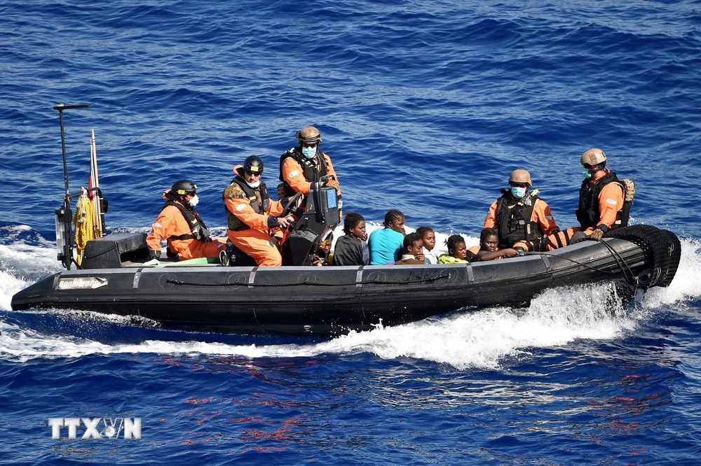 Lực lượng Hải quân EU giải cứu người di cư trên Địa Trung Hải. (Ảnh: AFP/TTXVN)