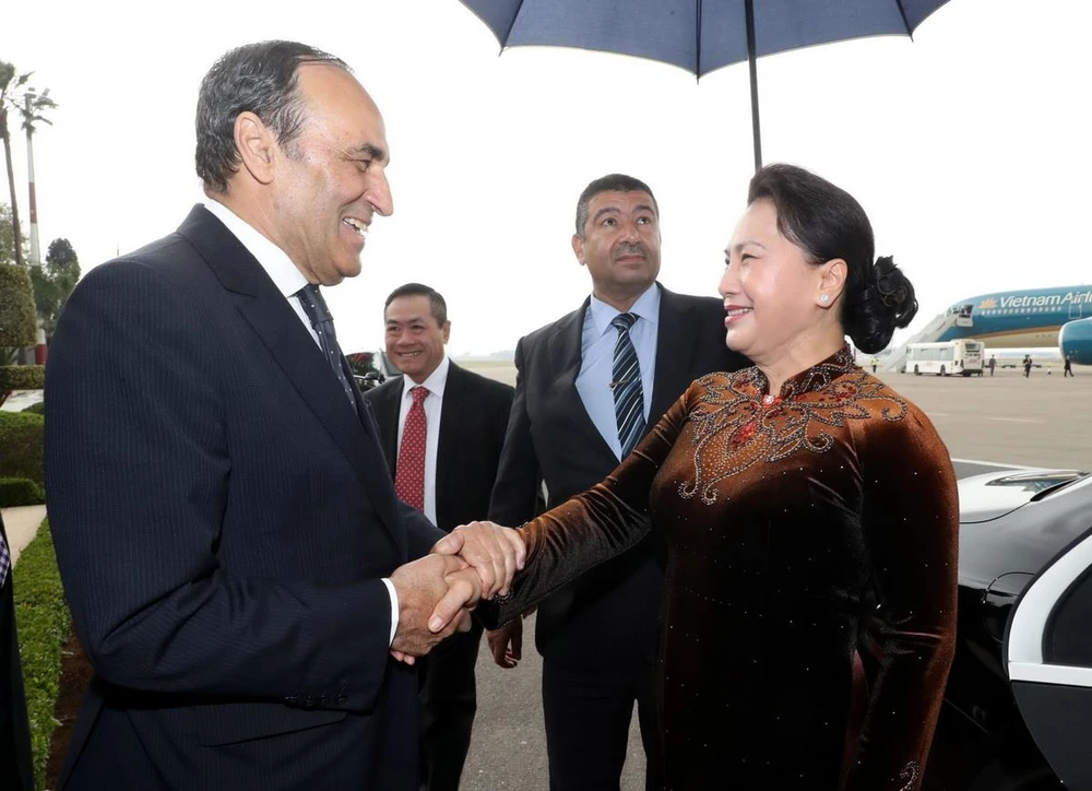 Chủ tịch Hạ viện Maroc Habib El Malki đón Chủ tịch Quốc hội Nguyễn Thị Kim Ngân tại sân bay quốc tế Rabat Salle ở thủ đô Rabat. (Ảnh: Trọng Đức/TTXVN)