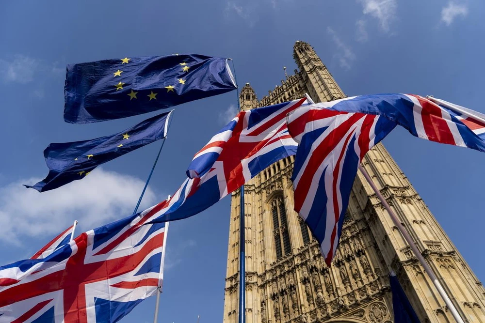 Cờ EU (phía trên) và cờ Anh bên ngoài tòa nhà Quốc hội Anh ở London, ngày 28/3 vừa qua. (Ảnh: AFP/TTXVN)