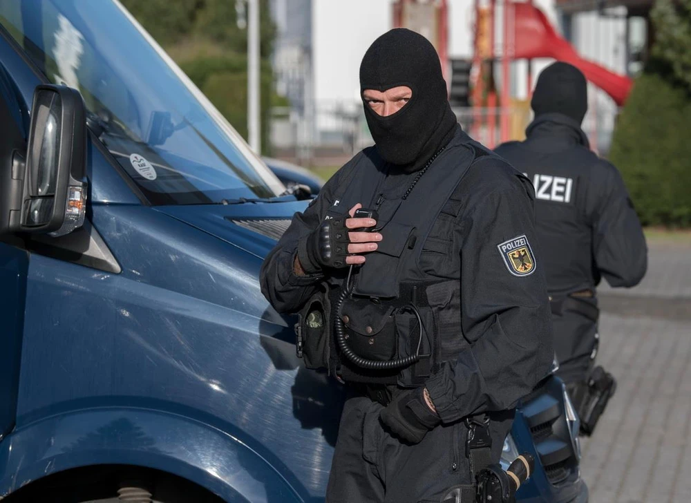 Cảnh sát trong một chiến dịch truy quét các bang nhóm tội phạm. (Ảnh: AFP/TTXVN)