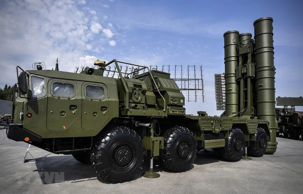 Hệ thống phòng thủ tên lửa S-400 của Nga được trưng bày tại Kubinka, ngoại ô Moskva. (Ảnh: AFP/ TTXVN)