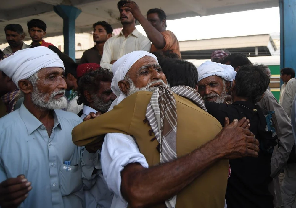 Các ngư dân Ấn Độ được trả tự do gặp lại người thân tại Karachi ngày 10/8/2018. (Ảnh: AFP/TTXVN)