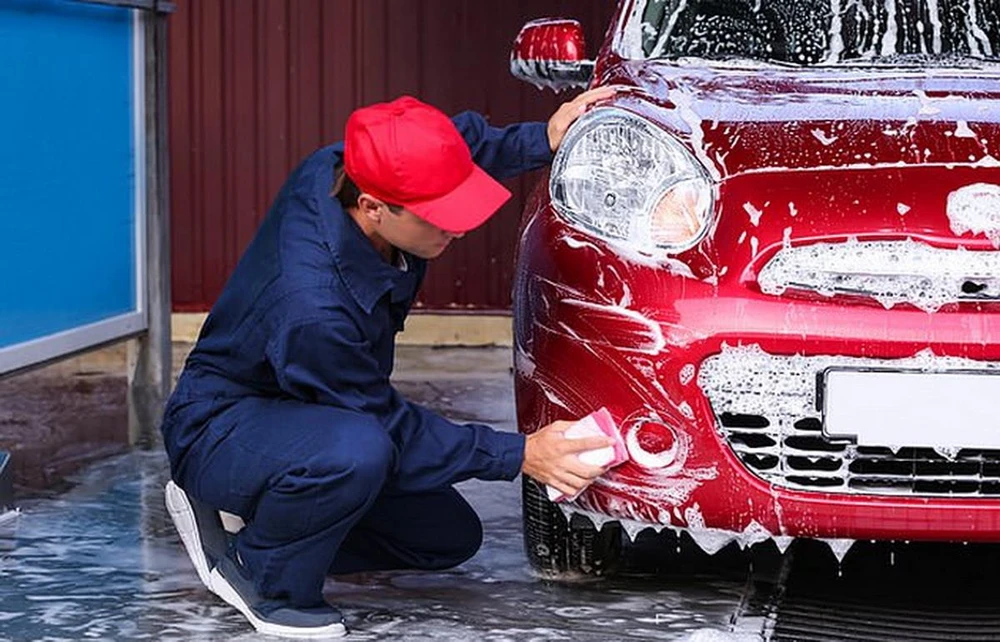 Ngăn chặn tình trạng bóc lột sức lao động tại điểm rửa xe ôtô. (Nguồn: dailymail)