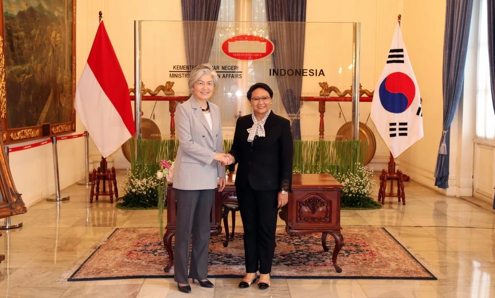 Ngoại trưởng Hàn Quốc Kang Kyung-wha và Ngoại trưởng Indonesia, Retno Marsudi trong cuộc gặp tại Jakarta, Indonesia ngày 8/4. (Ảnh: Yonhap/TTXVN)