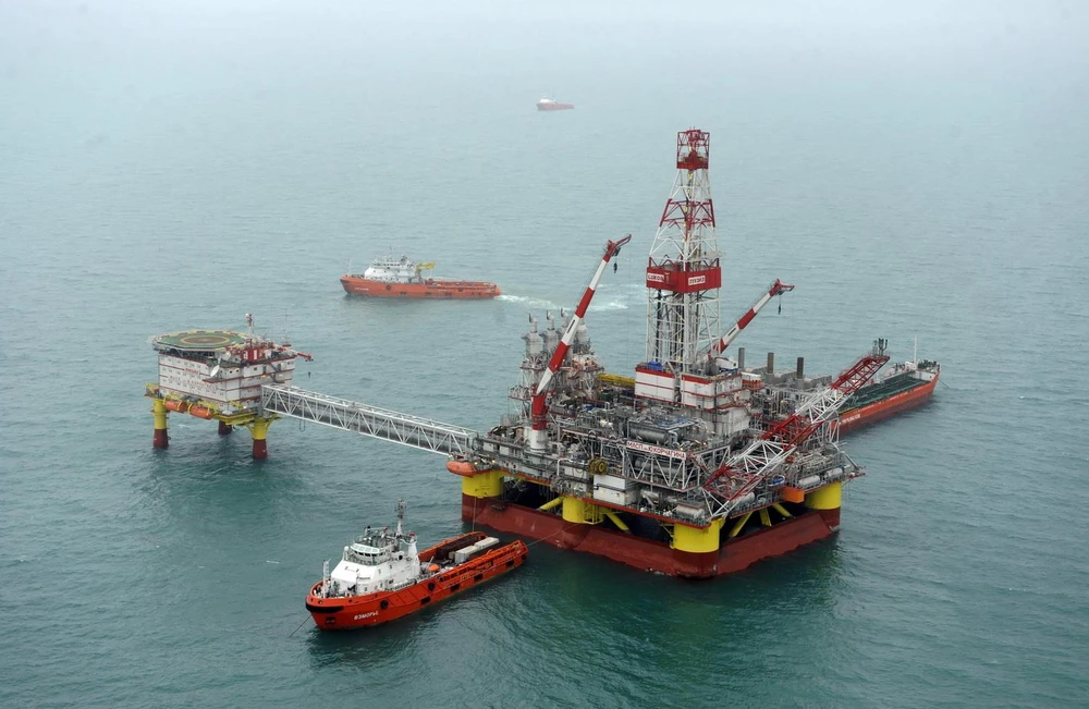 Giàn khoan dầu LSP-1 của Tập đoàn LUKOIL, Nga tại giếng dầu Korchagin trên biển Caspi. (Ảnh: AFP/TTXVN) 
