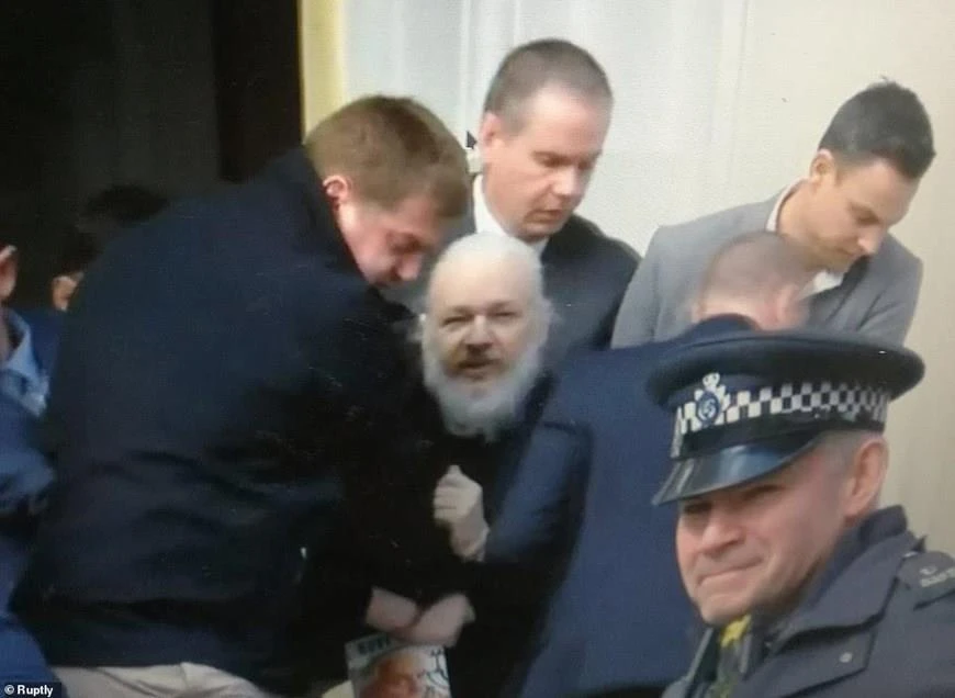Nhà sáng lập WikiLeaks Julian Assange bị bắt giữ tại Đại sứ quán Ecuador 