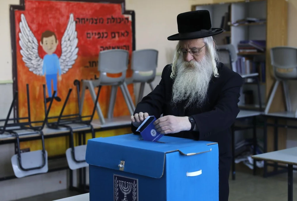 Cử tri Israel bỏ phiếu tại điểm bầu cử ở Jerusalem ngày 9/4 vừa qua. (Ảnh: AFP/TTXVN)