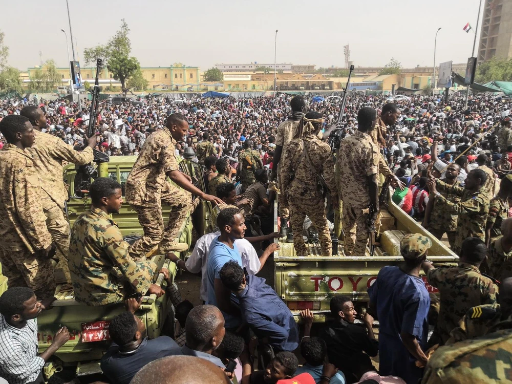 Binh sỹ Sudan gác gần trụ sở Bộ Quốc phòng ở thủ đô Khartoum khi đông đảo người dân biểu tình phản đối chính quyền của Tổng thống Omar al-Bashir, ngày 11/4. (Ảnh: AFP/TTXVN)
