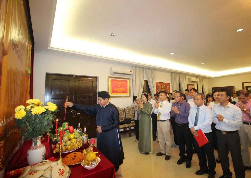 Đại sứ Lê Quý Quỳnh dâng hương lên bàn thờ Quốc Tổ Hùng Vương. (Ảnh: Ngọc Hà/Vietnam+)