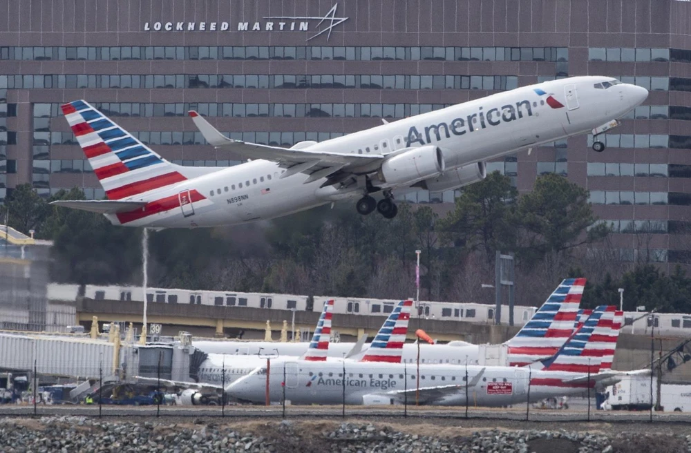 Máy bay Boeing 737 của American Airlines cất cánh từ sân bay quốc gia Ronald Reagan Washington ở Arlington, bang Virginia của Mỹ ngày 11/3 vừa qua. (Ảnh: AFP/TTXVN)