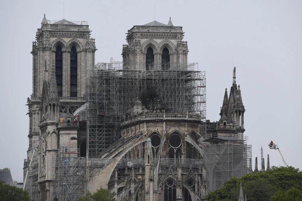 Đám cháy tại Nhà thờ Đức Bà ở thủ đô Paris của Pháp đã được dập tắt hoàn toàn ngày 16/4. (Ảnh: AFP/TTXVN)