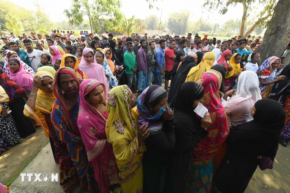 Cử tri Ấn Độ xếp hàng chờ bỏ phiếu tại một địa điểm bầu cử ở làng Samuguri, cách thủ phủ Guwahati, bang Assam khoảng 150km ngày 11/4 vừa qua. (Ảnh: AFP/TTXVN)