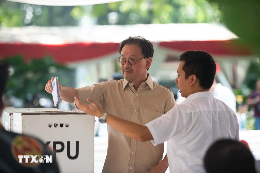 Cử tri bỏ phiếu tại điểm bầu cử ở Jakarta, Indonesia, ngày 17/4. (Ảnh: THX/TTXVN)