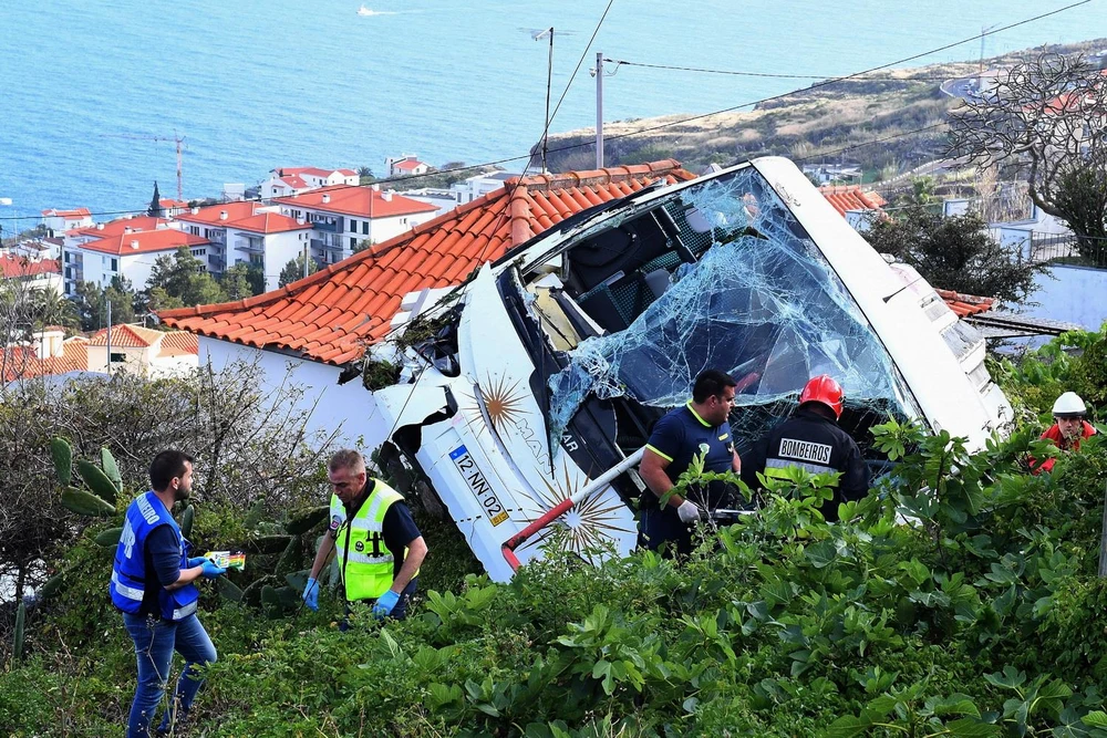 Lực lượng cứu hộ làm nhiệm vụ tại hiện trường vụ tai nạn lật xe khách ở Canico, đảo Madeira của Bồ Đào Nha ngày 17/4. (Ảnh: AFP/TTXVN)