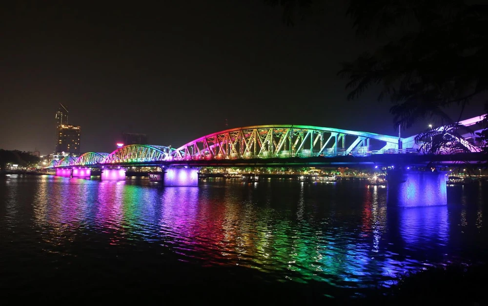 Cầu Trường Tiền lung linh về đêm dưới hiệu ứng chiếu sáng từ hệ thống đèn Led mới. (Ảnh: Hồ Cầu/TTXVN)