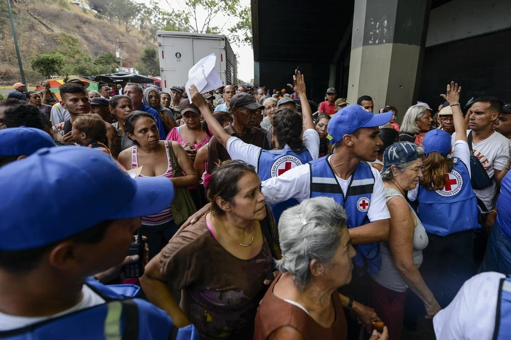 Người dân Venezuela xếp hàng nhận hàng hóa cứu trợ ở Caricuao, ngoại ô Caracas ngày 16/4. (Ảnh: AFP/TTXVN)