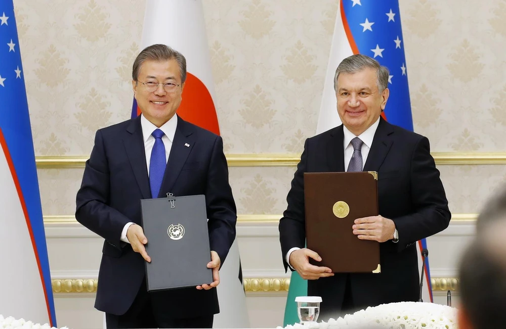 Tổng thống Hàn Quốc Moon Jae-in (trái) và người đồng cấp Uzbekistan Shavkat Mirziyoyev (phải) sau lễ ký tuyên bố chung tại Tashkent, Uzbekistan ngày 19/4. (Ảnh: Yonhap/TTXVN)