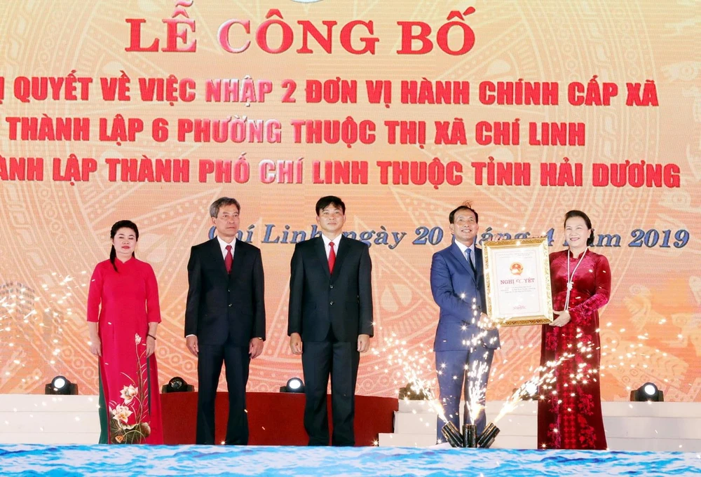Chủ tịch Quốc hội Nguyễn Thị Kim Ngân trao Nghị quyết thành lập thành phố Chí Linh cho lãnh đạo thành phố. (Ảnh: Trọng Đức/TTXVN)
