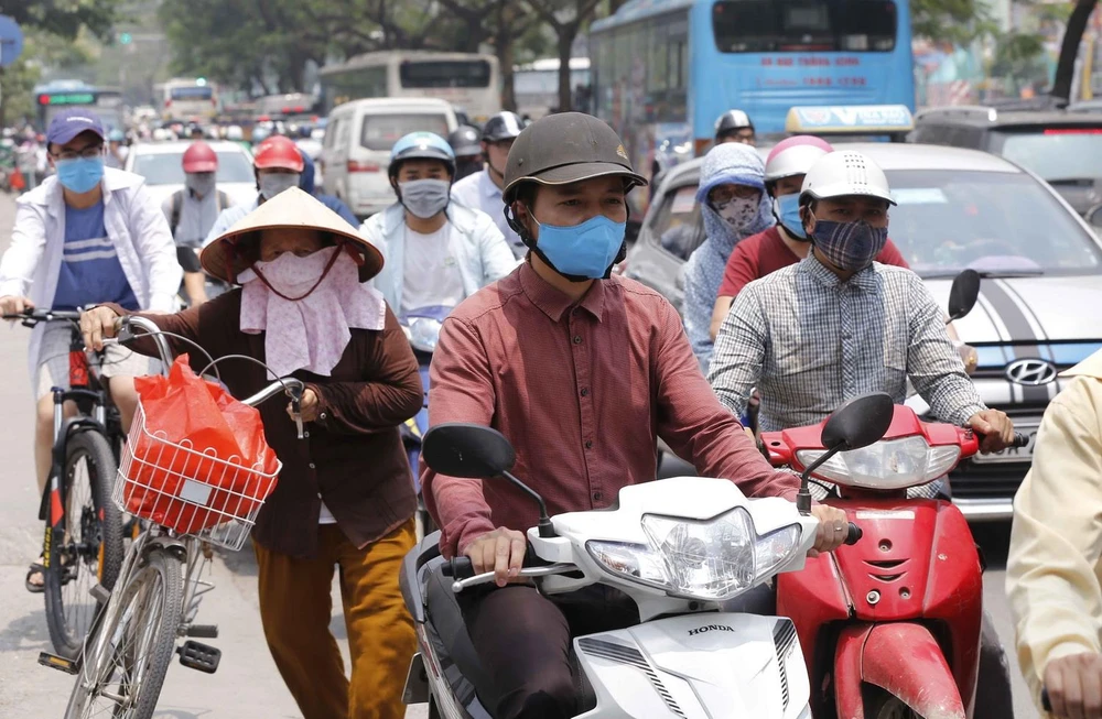 Nhân dân Thủ đô tham gia giao thông trên tuyến đường Minh Khai-Tam Trinh trong nắng nóng gần 40 độ C. (Ảnh: Doãn Tấn/TTXVN)