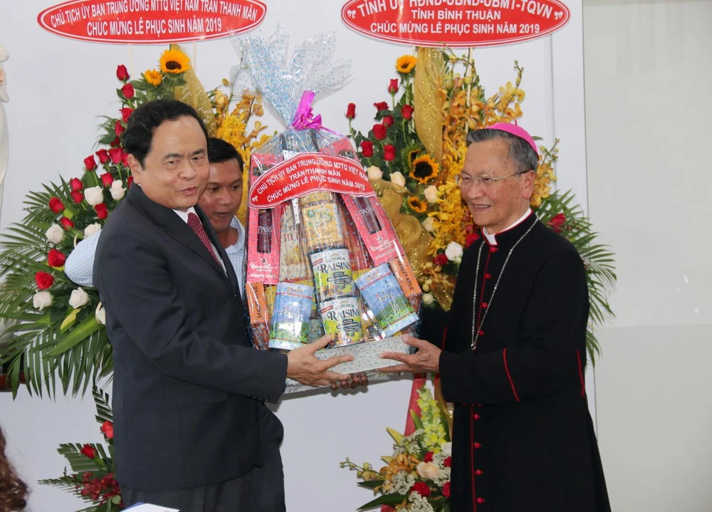 Chủ tịch Ủy ban Trung ương Mặt trận Tổ quốc Việt Nam Trần Thanh Mẫn tặng quà chúc mừng Lễ phục sinh năm 2019 tại Tòa Giám mục Giáo phận Phan Thiết. (Ảnh: Nguyễn Thanh/TTXVN)