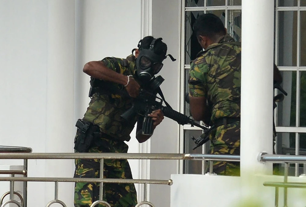 Lực lượng đặc nhiệm Sri Lanka điều tra tại hiện trường vụ đánh bom liều chết ở Orugodawatta ngày 21/4. (Ảnh: AFP/TTXVN)