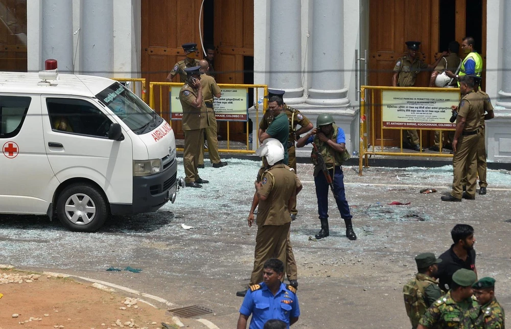 Lực lượng an ninh làm nhiệm vụ tại hiện trường vụ nổ ở nhà thờ thuộc khu vực Kochchikade, thủ đô Colombo của Sri Lanka, ngày 21/4. (Ảnh: AFP/ TTXVN)