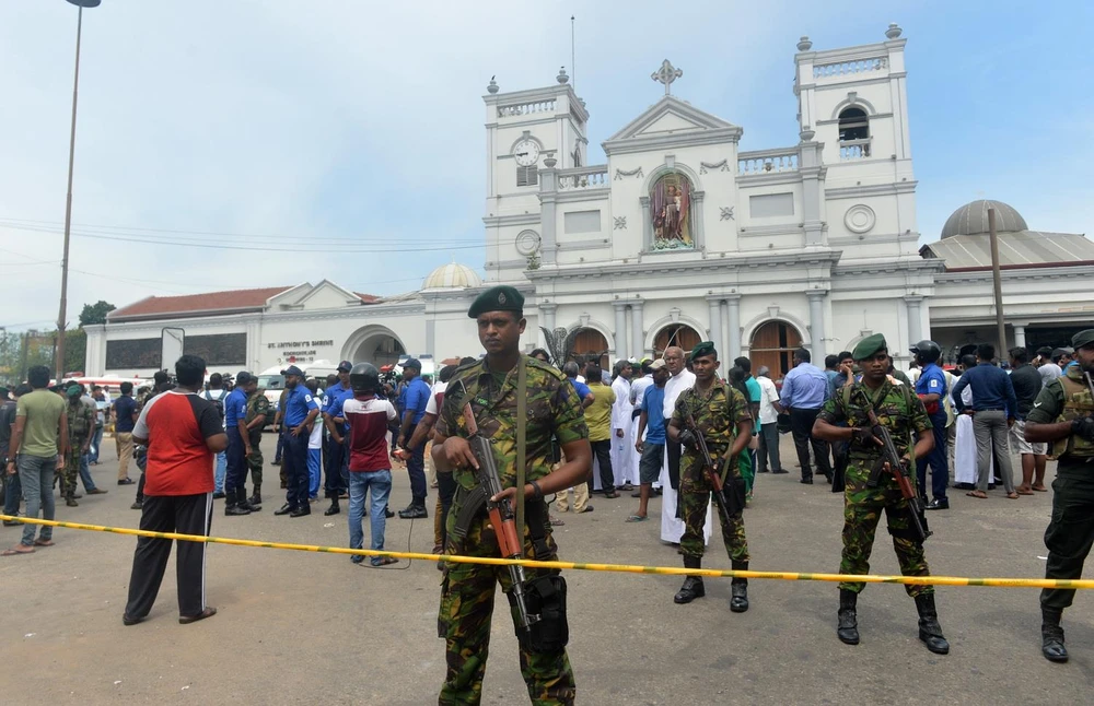 Lực lượng an ninh Sri Lanka phong tỏa hiện trường vụ nổ tại nhà thờ ở khu vực Kochchikade, Colombo, ngày 21/4. (Ảnh: AFP/TTXVN)