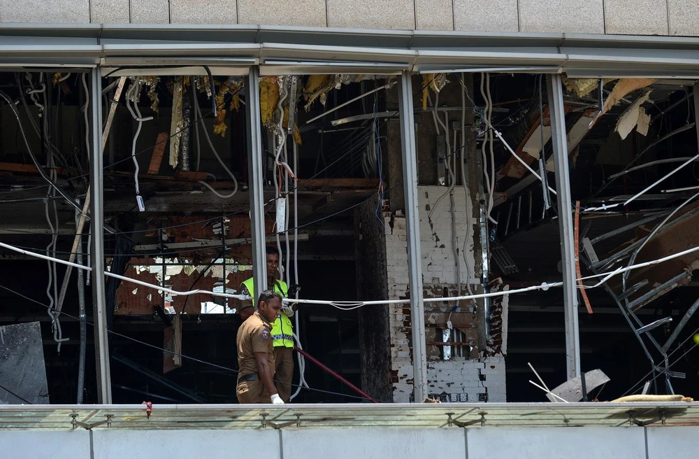 Cảnh sát điều tra tại hiện trường vụ nổ ở khách sạn Shangri-La ở thủ đô Colombo của Sri Lanka, ngày 21/4. (Ảnh: AFP/TTXVN)