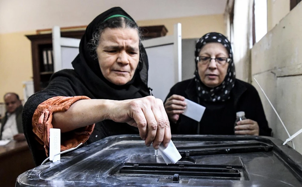 Cử tri Ai Cập bỏ phiếu tại một địa điểm bầu cử ở Cairo. (Ảnh: AFP/TTXVN)