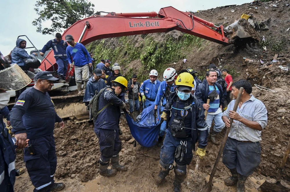 Lực lượng cứu hộ chuyển thi thể nạn nhân tại hiện trường vụ lở đất ở Rosas, tỉnh Valle del Cauca, miền Tây Nam Colombia ngày 21/4. (Ảnh: AFP/TTXVN)