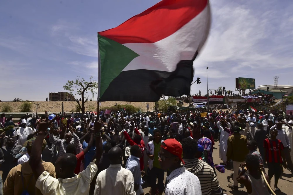 Người biểu tình tập trung bên ngoài tổng hành dinh quân đội ở thủ đô Khartoum của Sudan, phản đối Hội đồng quân sự chuyển tiếp điều hành đất nước, ngày 14/4 vừa qua. (Ảnh: AFP/TTXVN)
