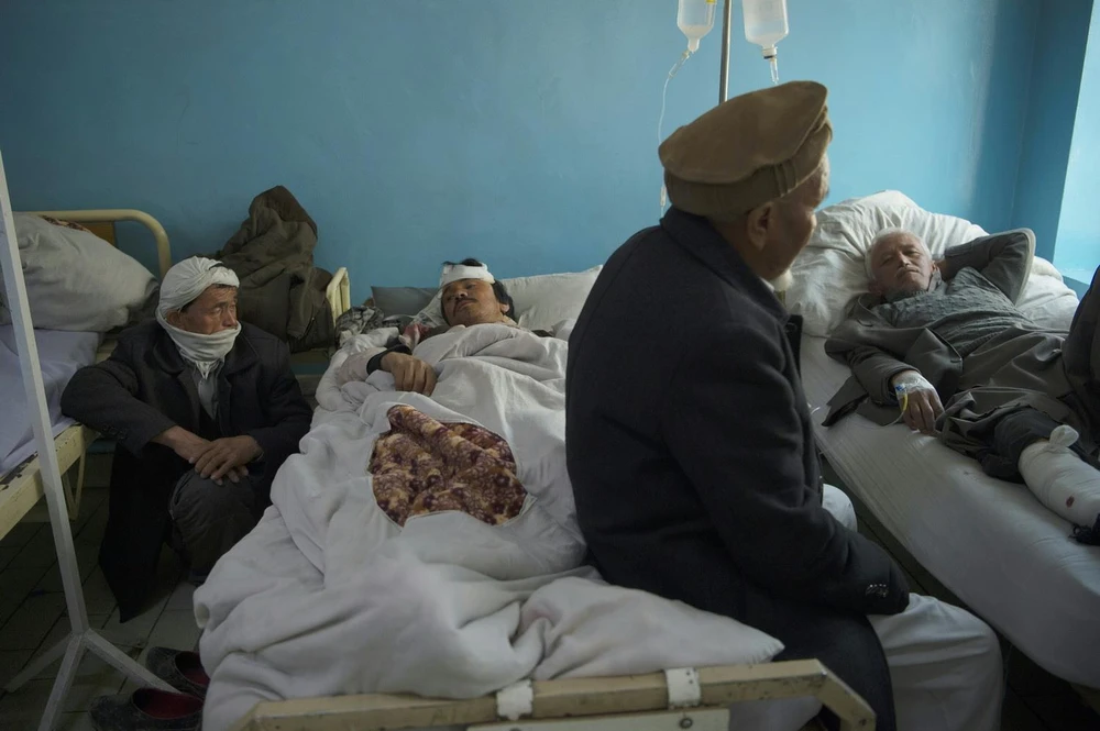 Người bị thương trong vụ đánh bom điều trị tại bệnh viện ở Kabul, Afghanistan. (Ảnh: AFP/TTXVN)
