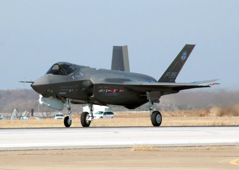 Máy bay F-35 của Tập đoàn sản xuất vũ khí Lockheed Martin trong chuyến bay thử nghiệm tại Fort Worth, bang Texas củab Mỹ. (Ảnh: AFP/TTXVN)