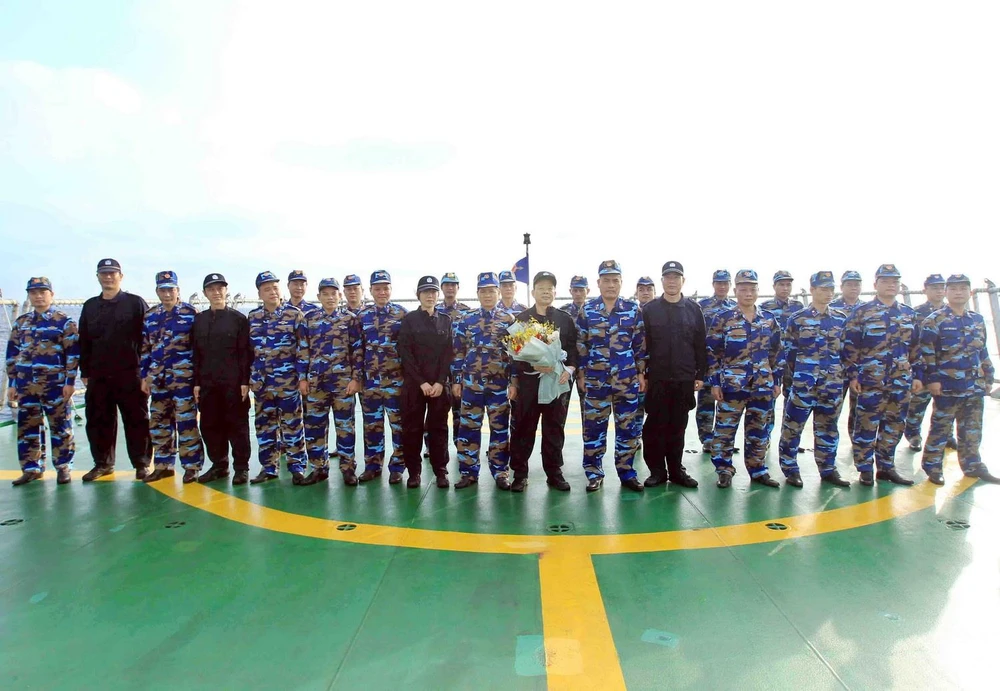 Lực lượng Cảnh sát biển Việt Nam và Trung Quốc chụp ảnh chung trước chuyến kiểm tra liên hợp nghề cá năm 2019. (Ảnh: An Đăng/TTXVN)
