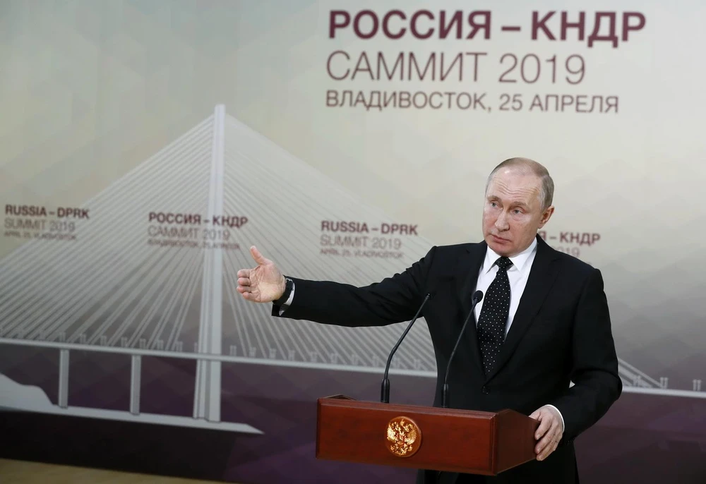 Tổng thống Nga Vladimir Putin họp báo sau cuộc gặp với nhà lãnh đạo Triều Tiên Kim Jong-un tại Vladivostok, Nga, ngày 25/4. (Ảnh: AFP/TTXVN)