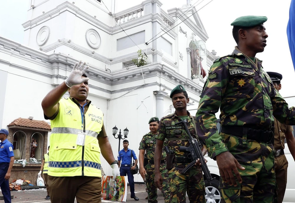 Lực lượng an ninh gác bên ngoài một nhà thờ tại Colombo, Sri Lanka, sau loạt vụ nổ ngày 21/4 vừa qua. (Ảnh: THX/TTXVN)