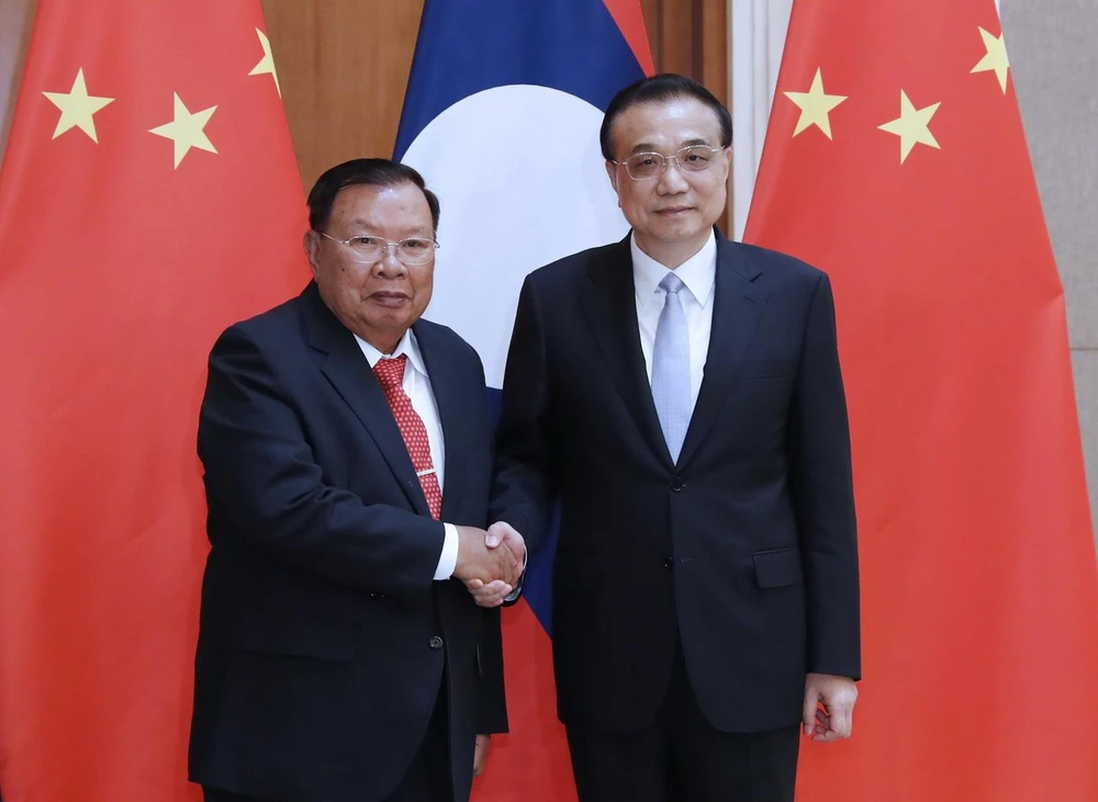Thủ tướng Trung Quốc Lý Khắc Cường (phải) và Tổng Bí thư, Chủ tịch nước Lào Bounnhang Vorachit tại cuộc gặp ở Bắc Kinh ngày 25/4. (Ảnh: THX/TTXVN)