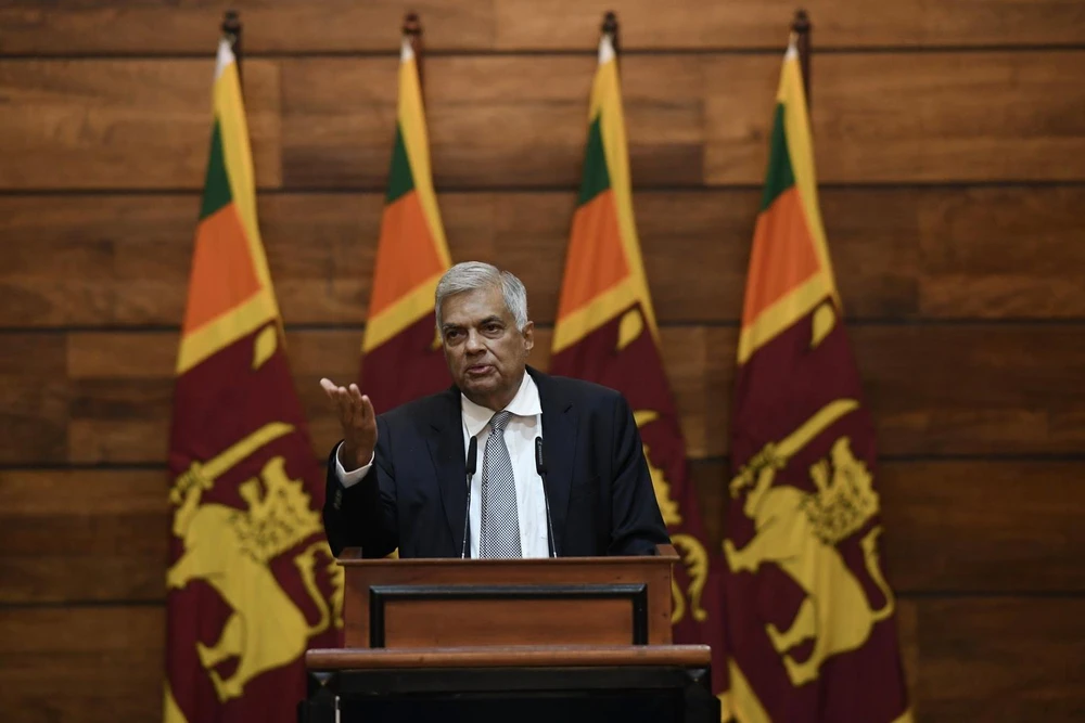 Thủ tướng Sri Lanka Ranil Wickremesinghe tại cuộc họp báo ở Colombo. (Ảnh: AFP/TTXVN)