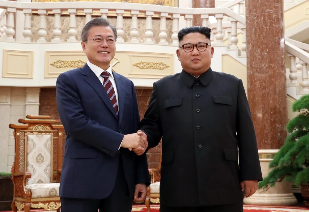 Nhà lãnh đạo Triều Tiên Kim Jong-un (phải) và Tổng thống Hàn Quốc Moon Jae-in tại Hội nghị thượng đỉnh lần ba ở Bình Nhưỡng ngày 18/9/2018. (Ảnh: AFP/TTXVN) 