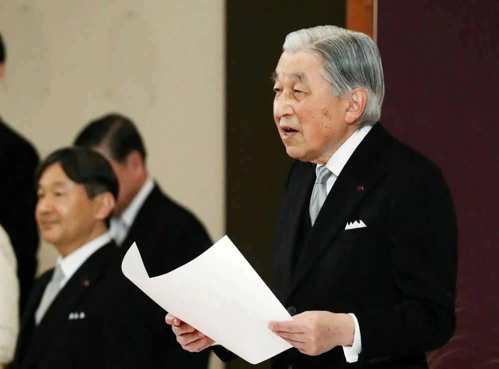 Nhật Hoàng Akihito (phải) tại lễ thoái vị trong Hoàng cung ở Tokyo ngày 30/4/2019. (Ảnh: AFP/TTXVN)